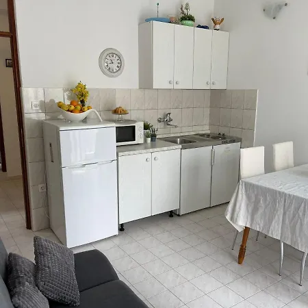 Miki, Okrug Gornji, Apartment *