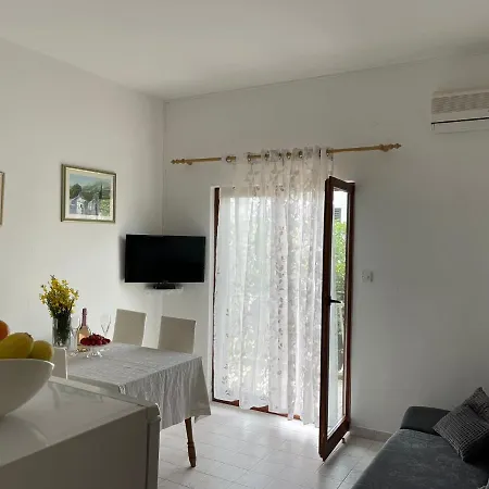 Miki, Okrug Gornji, Apartment