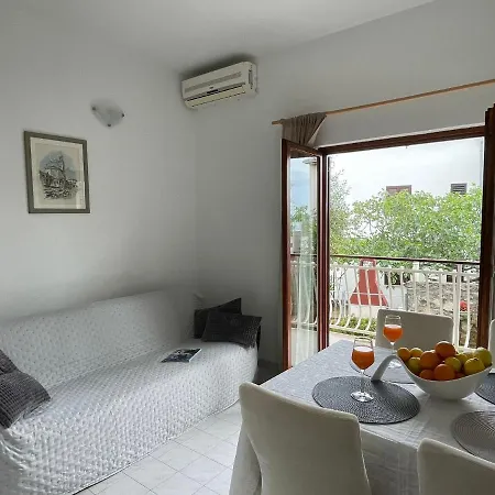 Miki, Okrug Gornji, Apartman *
