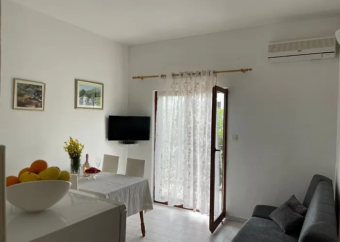 Miki, Okrug Gornji, شقة