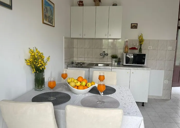 Miki, Okrug Gornji, تروغير